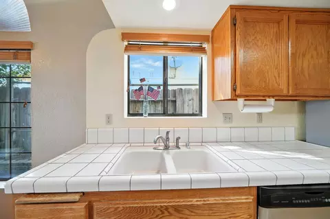 Kitchen - 2585 Meadowview Dr, Red Bluff, CA 96080 photo 2 of 4