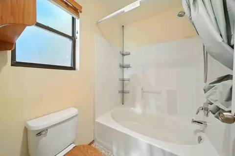 Bath - 2585 Meadowview Dr, Red Bluff, CA 96080 photo 2 of 4