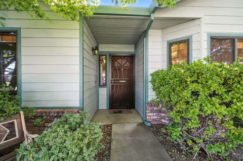 Entry Way - 2585 Meadowview Dr, Red Bluff, CA 96080 photo 1 of 2