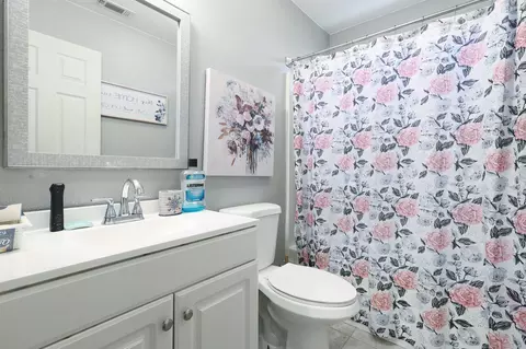 Bath - 16873 Winchell Dr, Redding, CA 96003 photo 1 of 2