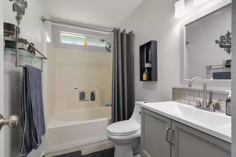 Bath - 762 Musick Ave, Red Bluff, CA 96080 photo 1 of 1