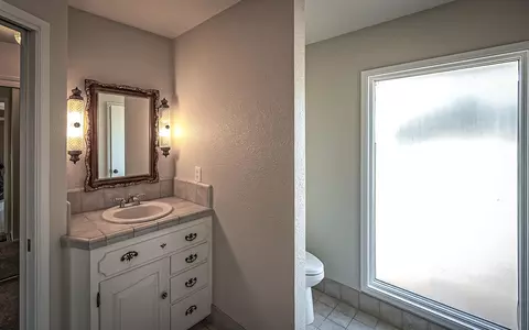 Bath - 21790 Adobe Rd, Red Bluff, CA 96080 photo 4 of 5