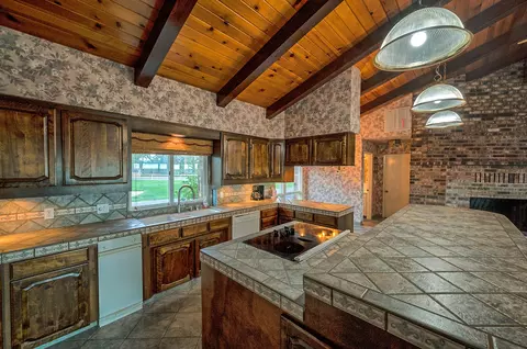 Kitchen - 21790 Adobe Rd, Red Bluff, CA 96080 photo 3 of 4