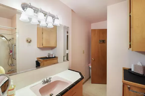 Bath - 3283 Middleton Ln, Redding, CA 96002 photo 3 of 5