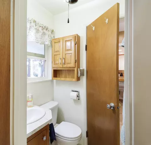 Bath - 3283 Middleton Ln, Redding, CA 96002 photo 5 of 5