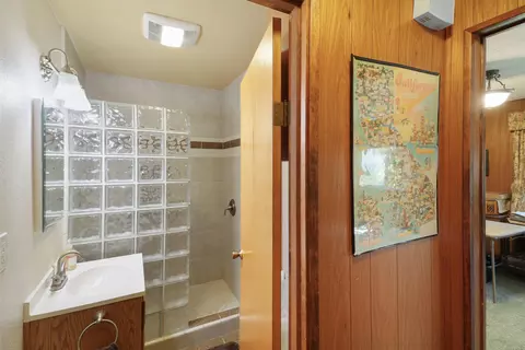 Bath - 3283 Middleton Ln, Redding, CA 96002 photo 1 of 5