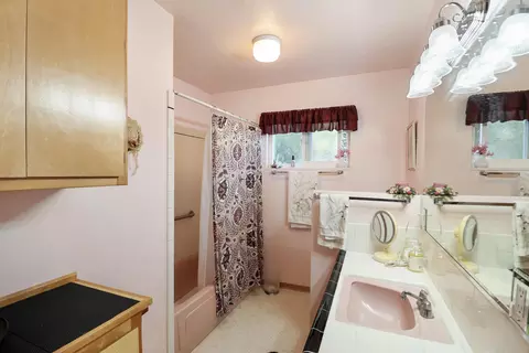 Bath - 3283 Middleton Ln, Redding, CA 96002 photo 2 of 5