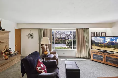 Living - 3283 Middleton Ln, Redding, CA 96002 photo 3 of 3
