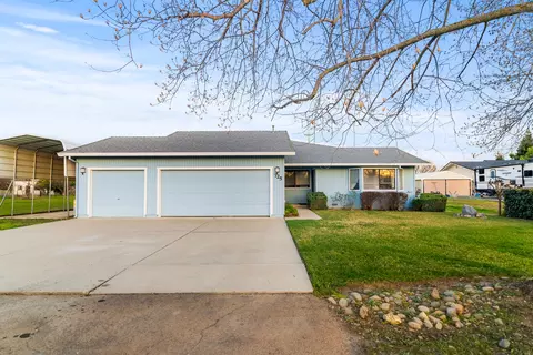 725 West Ave, Red Bluff, CA 96080 photo 2