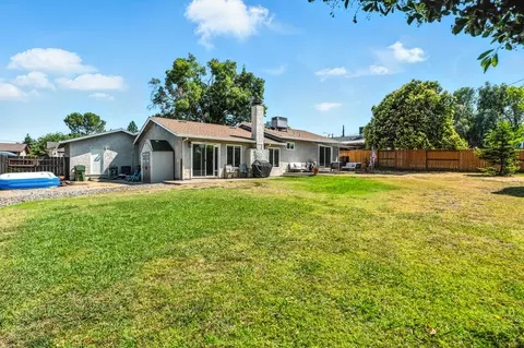 Exterior - 4020 Oro St, Redding, CA 96001 photo 6 of 8