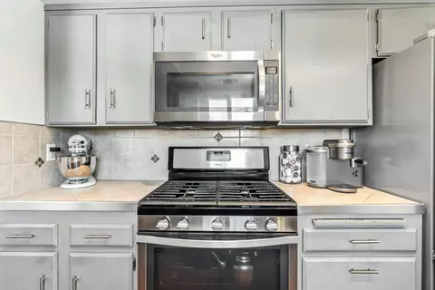 Kitchen - 4020 Oro St, Redding, CA 96001 photo 2 of 4