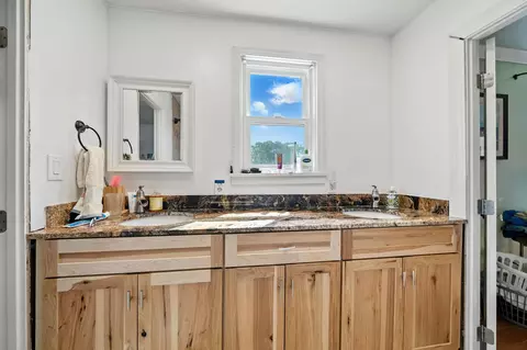 Bath - 1635 Pleasant St, Redding, CA 96001 photo 2 of 2