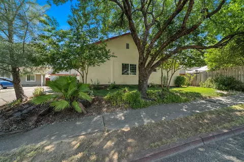 Exterior - 1635 Pleasant St, Redding, CA 96001 photo 6 of 8