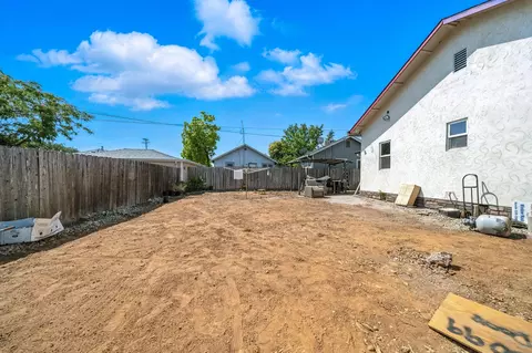 Exterior - 1635 Pleasant St, Redding, CA 96001 photo 5 of 8