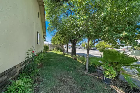Exterior - 1635 Pleasant St, Redding, CA 96001 photo 3 of 8