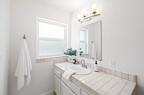 Bath - 2949 Felstet Ln, Redding, CA 96001 photo 2 of 5