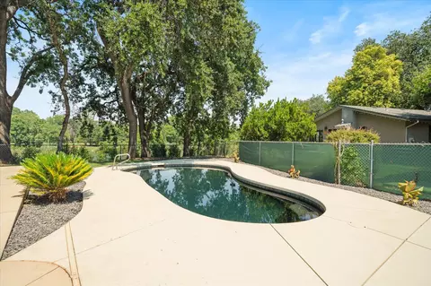 Exterior - 2949 Felstet Ln, Redding, CA 96001 photo 16 of 24