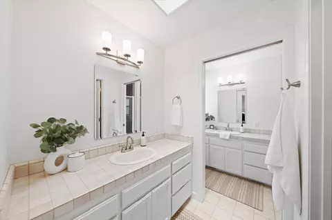 Bath - 2949 Felstet Ln, Redding, CA 96001 photo 3 of 5