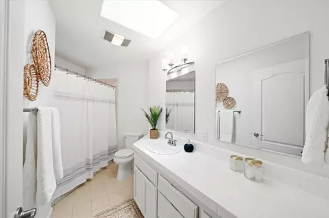 Bath - 2949 Felstet Ln, Redding, CA 96001 photo 4 of 5
