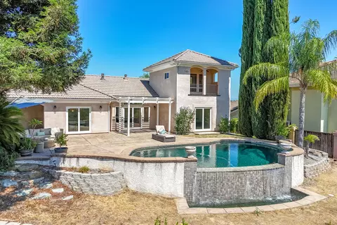 864 River Bend Rd, Redding, CA 96003