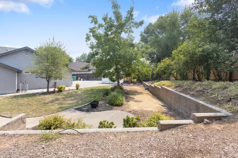 Exterior - 1000 Greenbriar Ct, Redding, CA 96003 photo 4 of 5