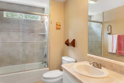Bath - 1000 Greenbriar Ct, Redding, CA 96003 photo 2 of 2