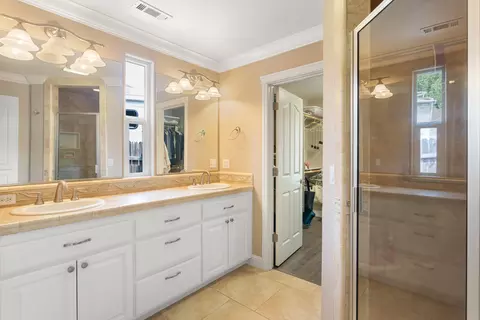 Bath - 1000 Greenbriar Ct, Redding, CA 96003 photo 1 of 2