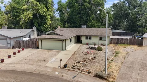 318 Newport Dr, Redding, CA 96001 photo 1