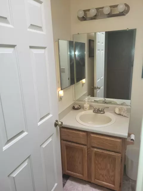 Bath - 3118 Seminole Dr, Redding, CA 96001 photo 3 of 4