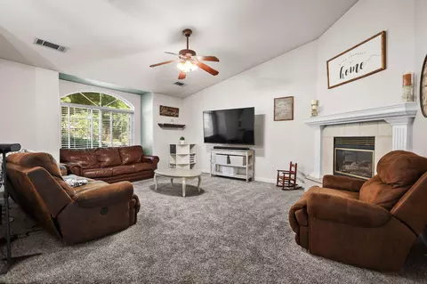 6813 Hemlock St, Redding, CA 96001 photo 6