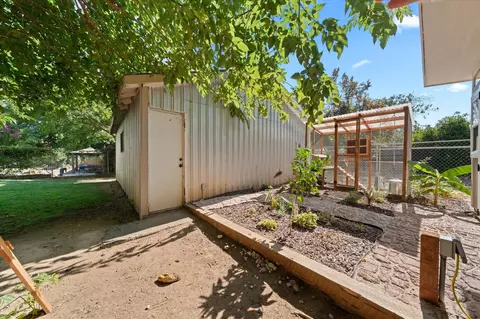 Exterior - 2950 Yana Ave, Redding, CA 96002 photo 14 of 18