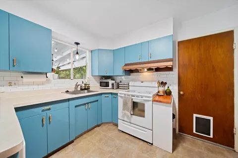 Kitchen - 2950 Yana Ave, Redding, CA 96002 photo 3 of 5