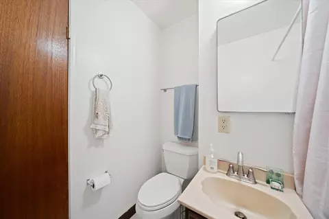 Bath - 2950 Yana Ave, Redding, CA 96002 photo 3 of 3