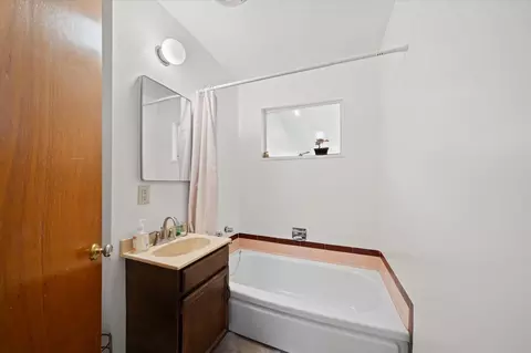 Bath - 2950 Yana Ave, Redding, CA 96002 photo 2 of 3