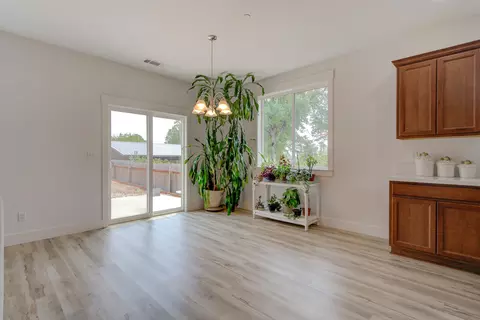 2531 Rainbow Ln, Redding, CA 96002 photo 15