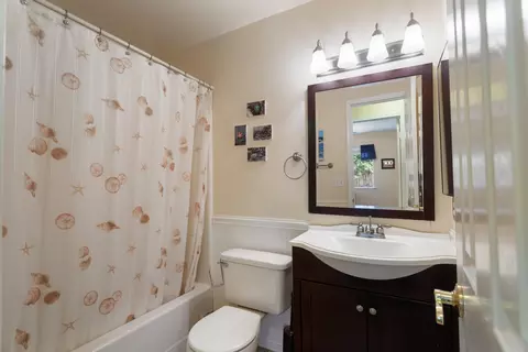 Bath - 6965 Marvin Trl, Redding, CA 96001 photo 1 of 2