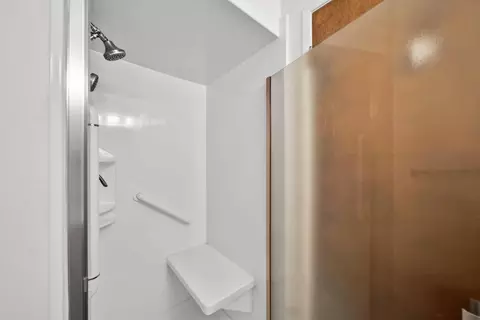 Bath - 8921 Redbank Rd, Redding, CA 96001 photo 2 of 4
