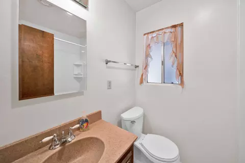 Bath - 8921 Redbank Rd, Redding, CA 96001 photo 3 of 4