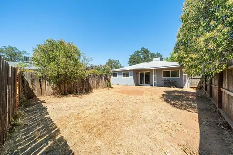 Exterior - 2164 Oxford Rd, Redding, CA 96002 photo 5 of 8