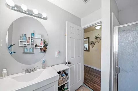 Bath - 2164 Oxford Rd, Redding, CA 96002 photo 2 of 3
