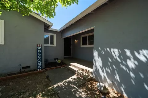 Exterior - 2164 Oxford Rd, Redding, CA 96002 photo 2 of 8