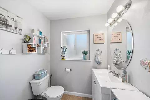 Bath - 2164 Oxford Rd, Redding, CA 96002 photo 1 of 3