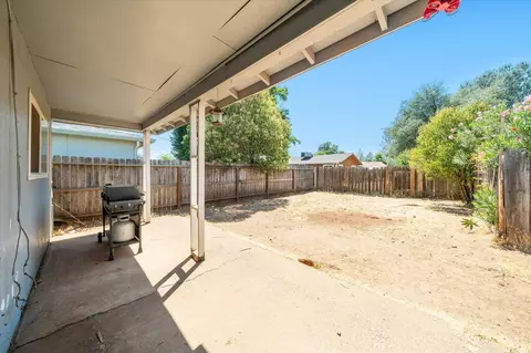 Exterior - 2164 Oxford Rd, Redding, CA 96002 photo 3 of 8