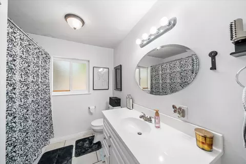 Bath - 2164 Oxford Rd, Redding, CA 96002 photo 3 of 3
