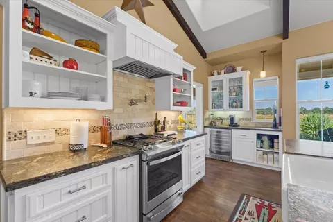 Kitchen - 15775 Red Bank Rd, Red Bluff, CA 96080 photo 2 of 10