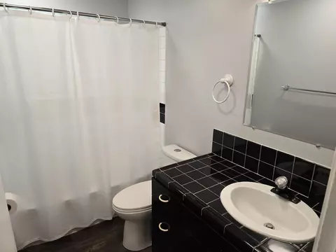 Bath - 5714 Cascade Dr, Redding, CA 96003 photo 3 of 3