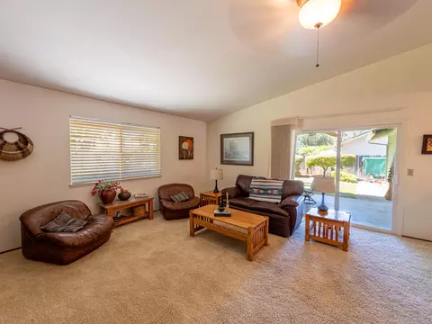 Living - 839 Oakmont Dr, Redding, CA 96003 photo 2 of 4