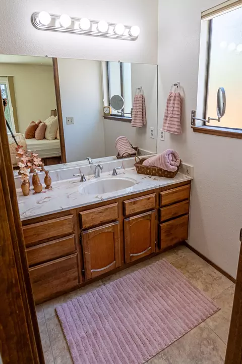 Bath - 839 Oakmont Dr, Redding, CA 96003 photo 2 of 3