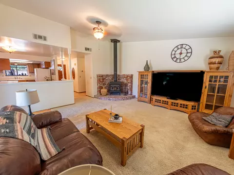 Living - 839 Oakmont Dr, Redding, CA 96003 photo 1 of 4