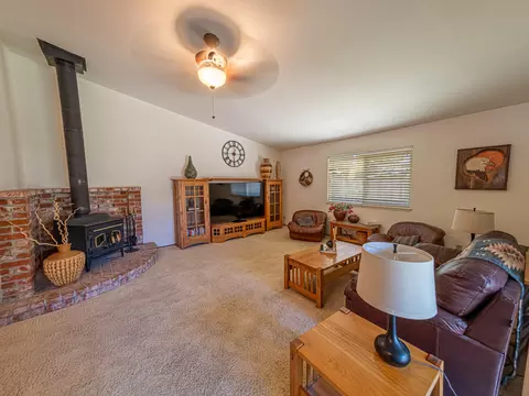 Living - 839 Oakmont Dr, Redding, CA 96003 photo 3 of 4